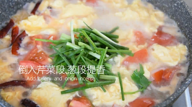 福建人太会吃了，番茄蛋汤也能做出山珍海味,倒入芹菜段、葱段提香