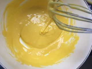 焦糖奶油裸蛋糕,蛋清蛋黄分离，先做蛋黄糊，把水油和蛋黄一起搅打均匀，筛入面粉继续搅拌均匀至细腻光滑状态
