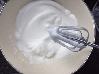 焦糖奶油裸蛋糕,蛋清滴入一滴白醋
打蛋器打发蛋白至鱼眼泡时开始加糖，分次加糖打发至提起有小尖角状态
