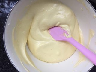 焦糖奶油裸蛋糕,蛋白霜和蛋黄糊上下翻拌均匀
