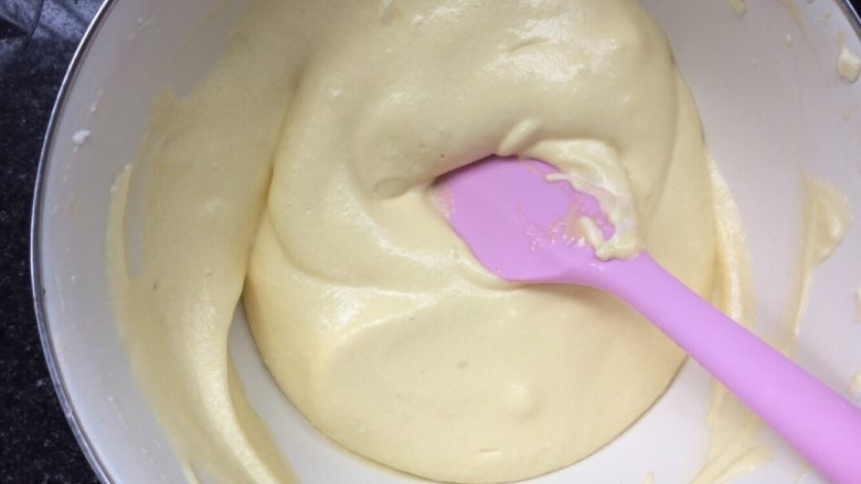 焦糖奶油裸蛋糕,蛋白霜和蛋黄糊上下翻拌均匀
