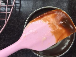 焦糖奶油裸蛋糕,纳凉过程中制作焦糖酱。将细砂糖水放入小锅中加热融化，倒入黄油搅拌至变色后加入淡奶油不停搅拌均匀，提起小刮刀会有焦糖酱粘在上面就可以了
