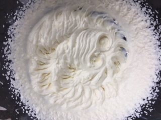 焦糖奶油裸蛋糕,淡奶油加糖粉打发至流动性不明显的软化状态，不需要裱花那样的硬性
