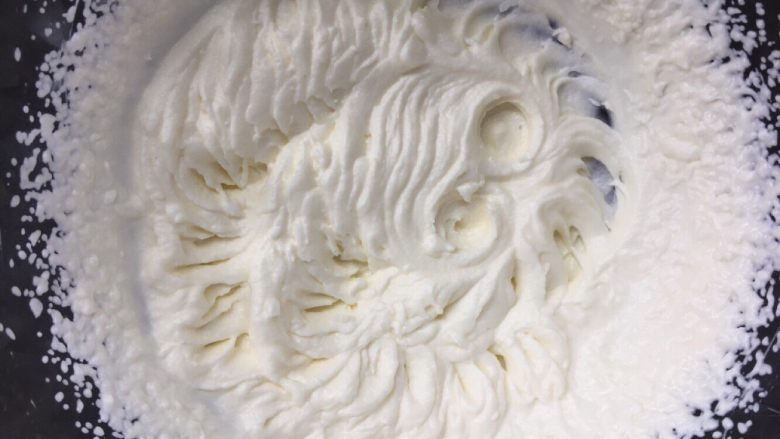焦糖奶油裸蛋糕,淡奶油加糖粉打发至流动性不明显的软化状态，不需要裱花那样的硬性
