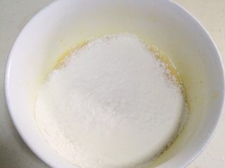 百香果玛德琳,低筋面粉和泡打粉过筛到碗内。