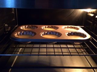 百香果玛德琳,入预热好的烤箱中层，上下火175度约15分钟，待玛德琳上色即可。