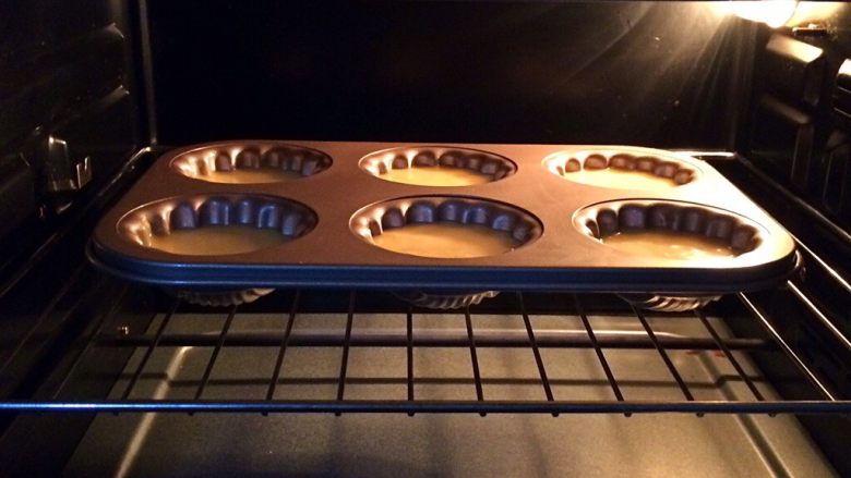 百香果玛德琳,入预热好的烤箱中层，上下火175度约15分钟，待玛德琳上色即可。