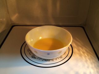 百香果玛德琳,把黄油放入微波炉加热15秒至融化，建议先加热10秒取出观察，看融化的程度是否继续加热。（也可使用隔温水融化的方式）