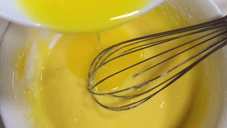 百香果玛德琳,加入融化的黄油，拌至黄油和面糊完全融合。