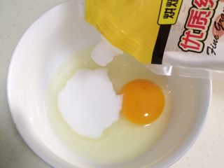 百香果玛德琳,在大碗内打入鸡蛋，加入细砂糖。