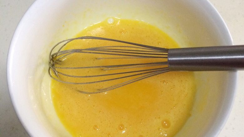 百香果玛德琳,用手动打蛋器搅拌均匀。