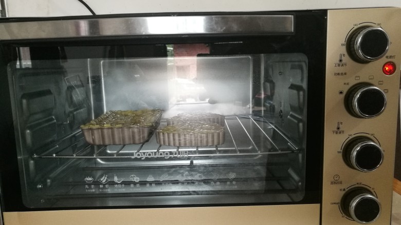 苹果派,放入预热好的烤箱，190度，30分钟即可