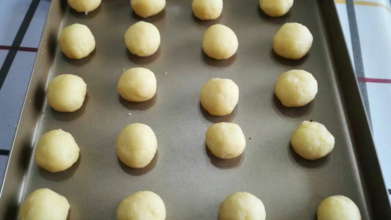 麻薯,用手搓成圆形，放入烤盘里面。