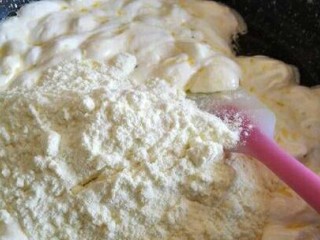 蔓越莓牛轧饼干,离火放入奶粉搅拌到无颗粒状态。