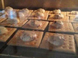 蔓越莓牛轧饼干,烤箱150度烤6～8分钟，不需要预热烤箱。