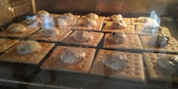 蔓越莓牛轧饼干,烤箱150度烤6～8分钟，不需要预热烤箱。