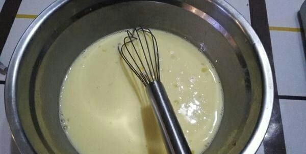 纯牛奶蛋挞,搅拌好的蛋挞液过筛两次。