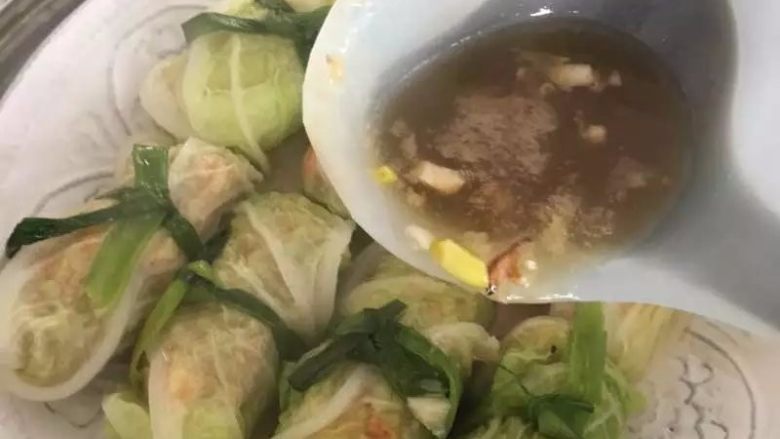 虾仁猪肉白菜卷【鲜上加鲜的宴客菜】,熬到汤汁浓稠，浇到白菜卷上