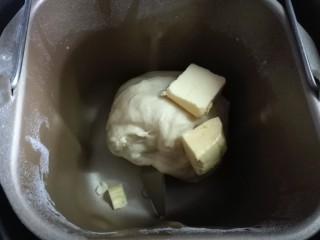 土司面包,一个揉面程序结束后，放入黄油继续揉面