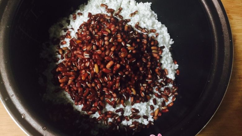 甜粽-红豆粽,控干水后把糯米和红豆倒进同一容器