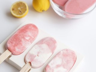 草莓奶油冰棒,大理石花纹的冰棒