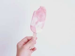 草莓奶油冰棒,是不是颜值很重要╮(╯▽╰)╭