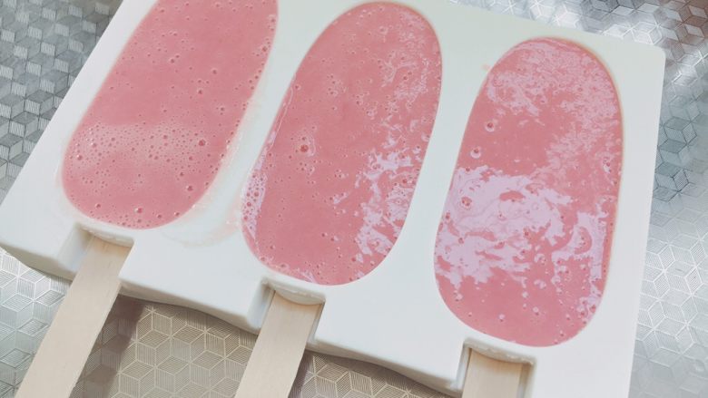 草莓奶油冰棒,奶油和草莓汁搅拌均匀倒入模具中