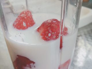 草莓奶油冰棒,倒入牛奶