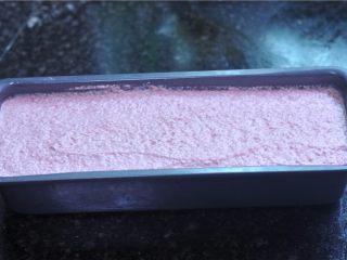 西瓜蛋糕卷,倒入模具中，抹平表面后放冰箱冷冻
