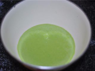 西瓜蛋糕卷,蛋黄里加入菠菜汁和植物油。
用打蛋器打匀。
筛入低粉，用刮刀翻拌均匀