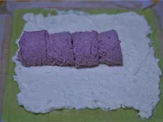 西瓜蛋糕卷,用适当的圆形工具扣出几个等大的圆
把它们排列在蛋糕片上，卷起来后放入冷冻至硬，切片，点缀上黑芝麻即可