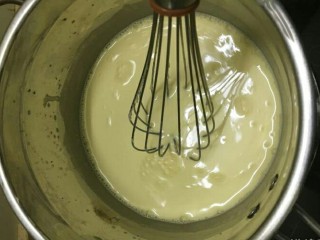 浮云卷,纯牛奶，淡奶油，盐倒入奶锅小火煮，然后倒入蛋黄糊里面，搅拌均匀。