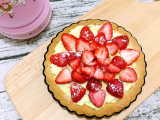 法式草莓塔,烤好放凉塔皮后涂一层厚厚的卡仕达酱，再铺一层草莓