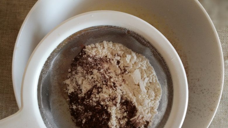 黑森林蛋糕,3.低筋粉和可可粉过筛