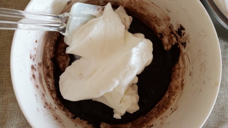 黑森林蛋糕,9.蛋白霜分三次加入面糊中，切拌法混合均匀