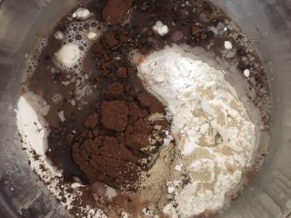法式巧克力布里欧修,将除黄油以外所有的面团食材放入揉面盆里揉面