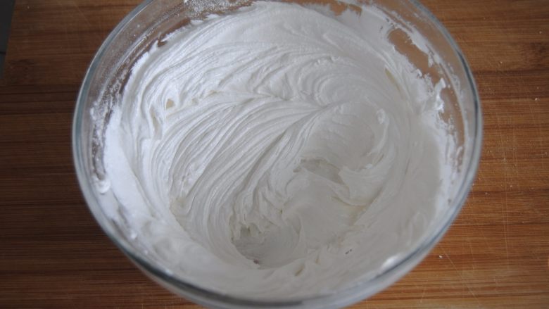 花环糖霜饼干,加入糖粉搅打至出现清晰纹路不消散，这个程度可以用于裱花
