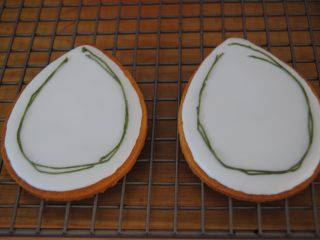花环糖霜饼干,取出干透的糖霜饼干，用深绿色的糖霜拉出藤线