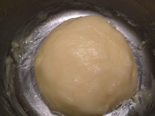 抺茶麻薯软欧,趁面团发酵时间做麻薯：玉米淀粉、糯米粉、砂糖、牛奶混合均匀，放入蒸锅中大火蒸15-20分钟（表面凝结），放至温热后加入黄油，揉均匀备用