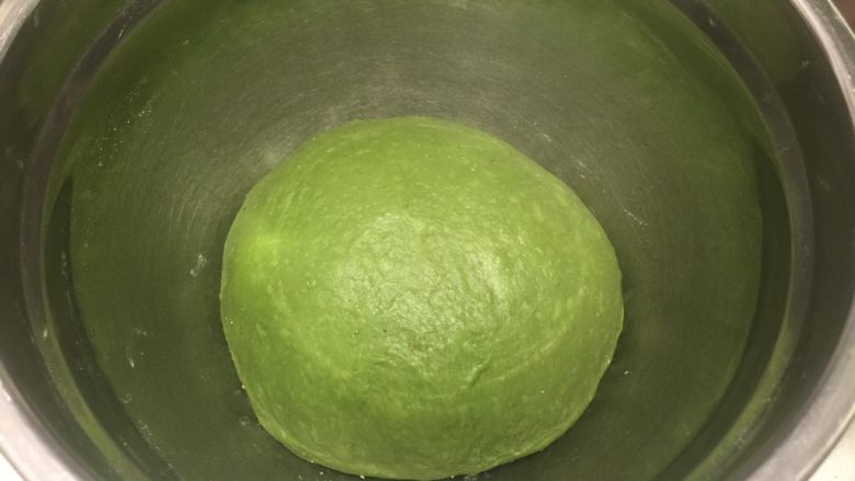 抺茶麻薯软欧,面团搓成圆形，放入盆内，盖上保鲜膜一发