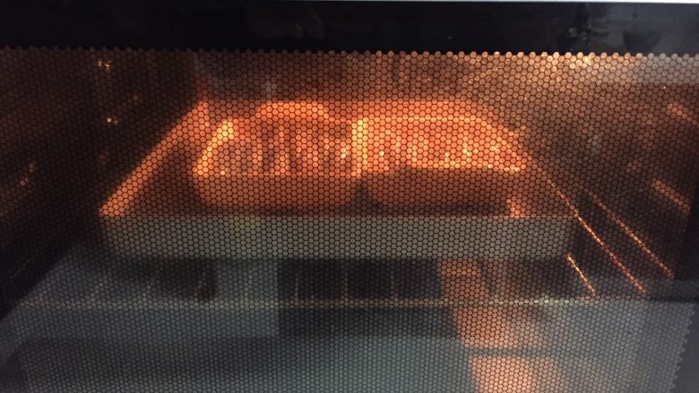 蒜蓉烤虾,烤箱提前预热，上下火180度先烤五分钟。