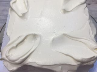 方形蛋糕制作,挖一大勺放在蛋糕顶部，转动抹刀，将面抹平，同时注意填补四个角