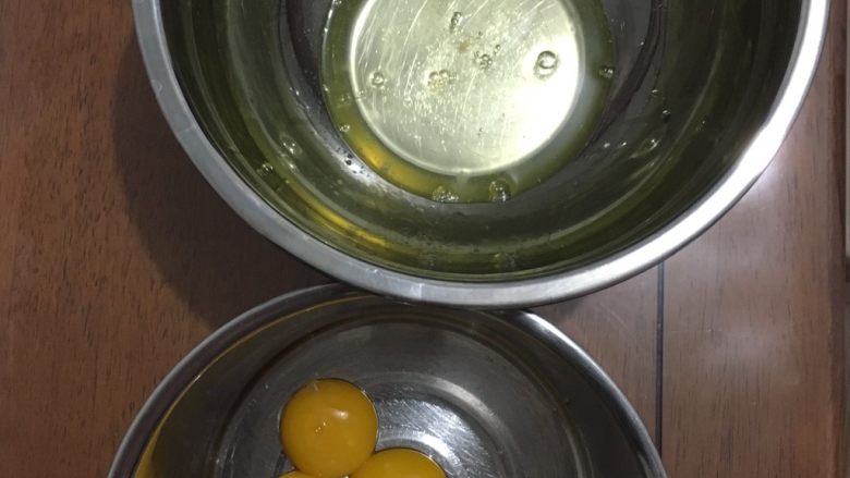 6寸戚风蛋糕,蛋白和蛋黄分离，分别放在无油无水的容器里