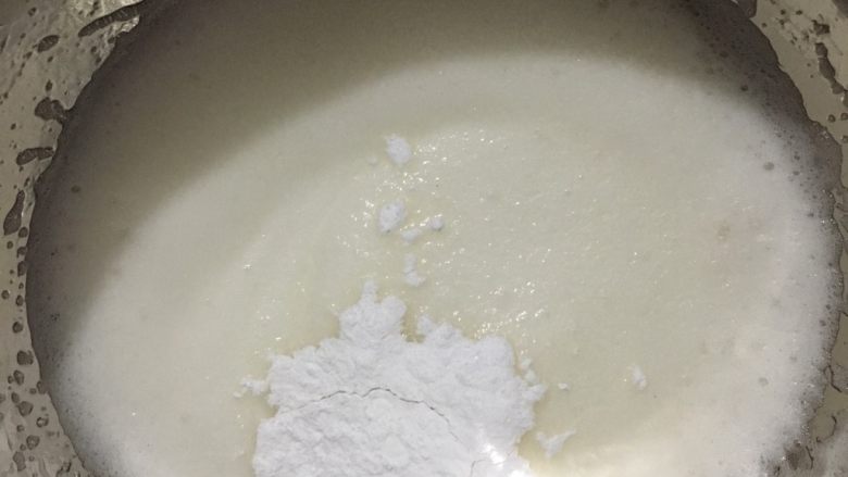6寸戚风蛋糕,打到蛋白泡沫消失再放入1/3糖粉