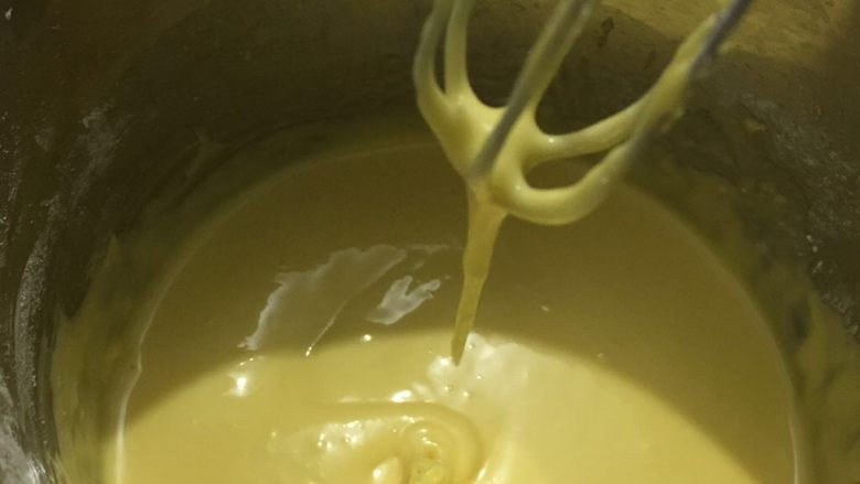 6寸戚风蛋糕,筛入低粉拌匀，注意不要画圈拌，要以Z字来回拌，直到混合液成细滑状态，拉起打蛋器会顺滑滴落
