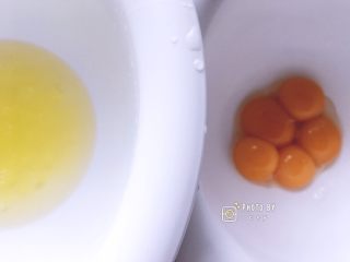 红丝绒、抹茶、芒果三色奶油盒子,蛋清和蛋黄分离，放入干净无水的搅拌盆内。