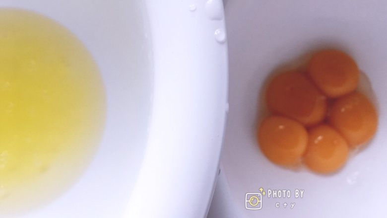 红丝绒、抹茶、芒果三色奶油盒子,蛋清和蛋黄分离，放入干净无水的搅拌盆内。