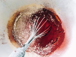 红丝绒、抹茶、芒果三色奶油盒子,筛入蛋糕粉和红曲粉，蛋抽由下往上翻拌均匀。