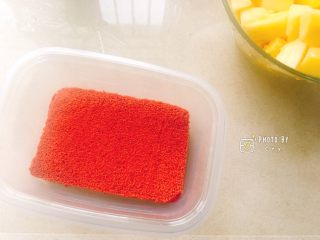 红丝绒、抹茶、芒果三色奶油盒子,根据盒子大小，切出相应的蛋糕片。
大概是1/6整个红丝绒蛋糕。