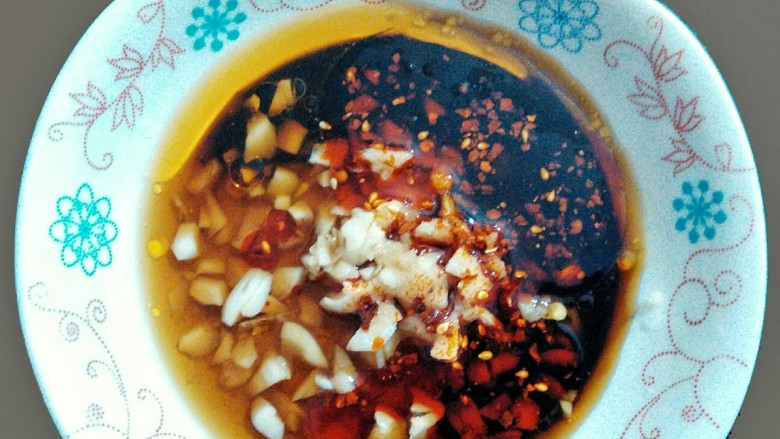 大肉土豆饺子,大蒜切碎盛盘，加入辣椒油 精盐 醋酱油 香油 搅拌。